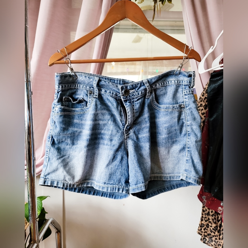 CASUAL MID RISE SHORTS